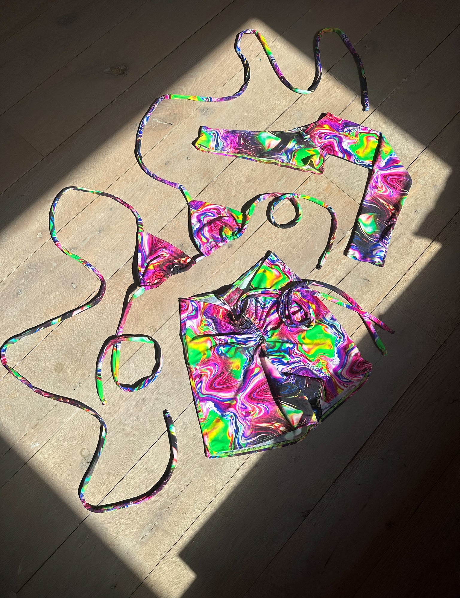 UV Liquid -  Bralet, long sleeve crop & shorts   image 0